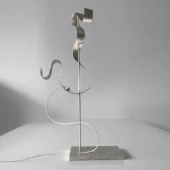 Knikerboker Curve Lampe à Poser LED Feuille Argent